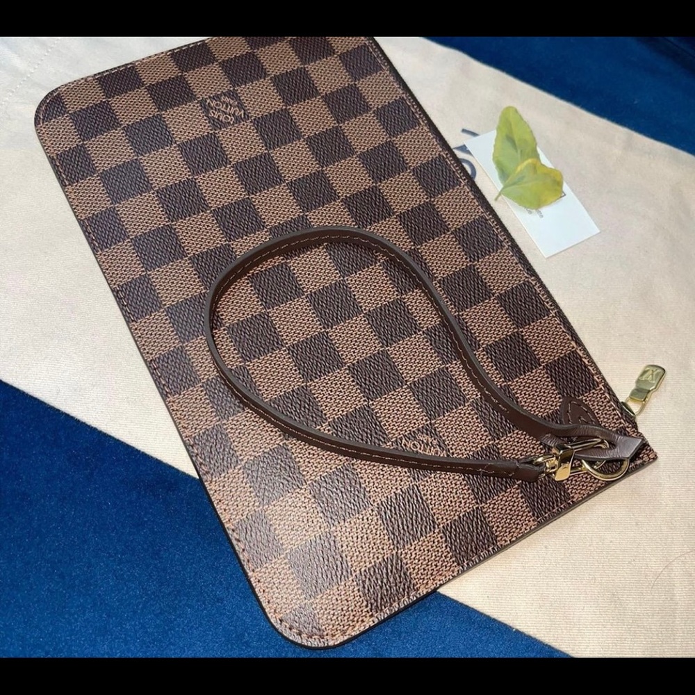 Louis Vuitton 💯Authentic Neverfull MM Pouch Red